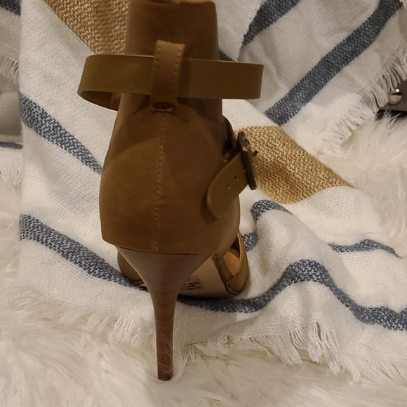 D shoes - Picture 3 of 12